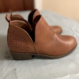 Vepose Women's Ankle Boots Low Heel Cutout Booties Perforated Western Size US 7